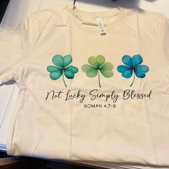 🐿️ ❤️Bella Canvas/Cream T-Shirt w/Green & Blue Clover short sleeve-Boutique-New - Picture 1 of 2